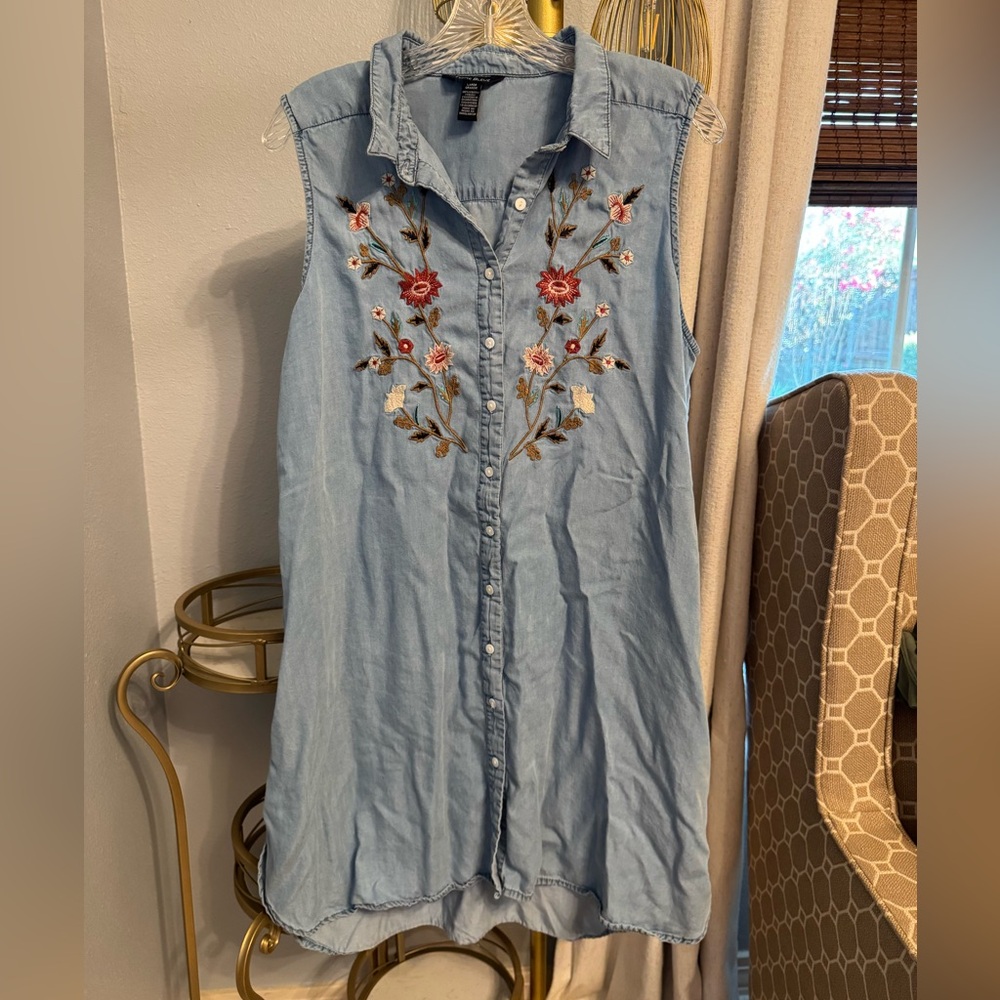 🟣 Embroidered Sleeveless Denim Dress